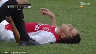 SỐC: Tiền vệ Ajax suýt mất mạng trên sân cỏ do đột quỵ