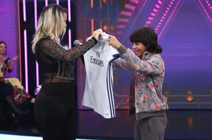 Fan nhí òa khóc khi được ngôi sao Ronaldo hỏi thăm