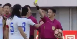 Nhận thẻ vàng ngay từ khi ... bắt tay trọng tài