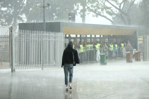 VIDEO: CĐV Việt Nam đội mưa tầm tã đến sân Bukit Jalil