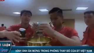 Các tuyển thủ Việt Nam đổ bia vào cúp vô địch AFF Cup 2018