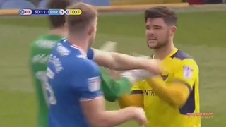 Nhận thẻ đỏ vì tát đối phương sau khi sút hỏng 11m