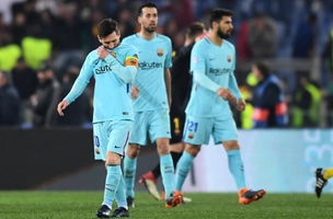 CĐV duy nhất đội mưa chờ đón các cầu thủ Barca thất bại trở về