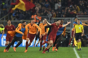 Hình ảnh Roma ăn mừng trong phòng thay đồ sau kỳ tích thắng Barca