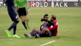 Clip bóng đá vui: Các pha phạm lỗi gây cười