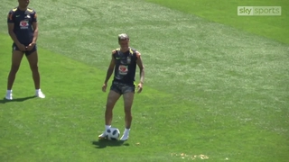 Quà sinh nhật cực độc dành cho Coutinho trên sân tập Brazil