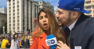 Nữ phóng viên bị sàm sỡ khi đang dẫn trực tiếp World Cup 2018