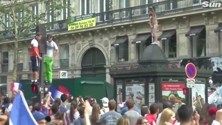 CĐV Pháp phấn khích và quá khích ăn mừng đội nhà vô địch World Cup 2018