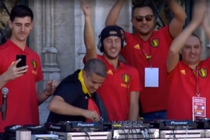 Video: Hazard quẩy tưng bừng khi trở về Bỉ