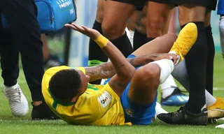 CĐV Mexico diễn lại màn ăn vạ của Neymar