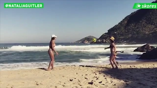 Hotgirl nóng bỏng tâng bóng trên bãi biển