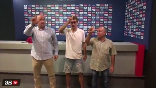 Tiền đạo Griezmann dạy cách ăn mừng như trong game