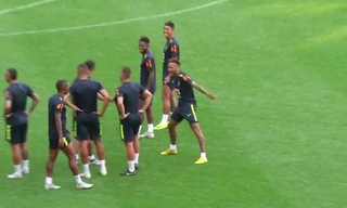 Neymar bắt chước điệu ăn mừng bàn thắng kiểu Ronaldo