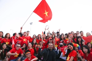 VIDEO: Sự sôi động của CĐV Việt Nam trước trận chung kết gặp Yemen