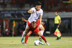 VIDEO: Văn Hậu siêu to khổng lồ diễn hài cùng nấm lùn 1m58