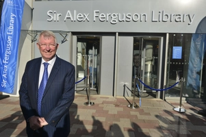 VIDEO: Sir Alex nhắn nhủ sinh viên trong ngày được đặt tên cho thư viện trường đại học ở Scotland