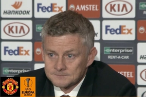 VIDEO: Hòa thất vọng trước AZ Alkmaar, Solskjaer đổ lỗi cho trọng tài