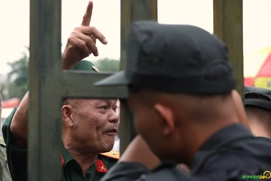 VIDEO Hỗn loạn trước cổng Liên đoàn: Thương binh ném nạng, trèo rào đòi mua vé