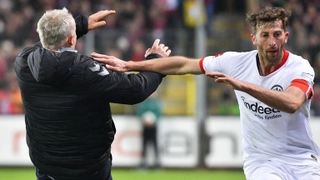 Cầu thủ húc ngã dúi dụi HLV đối phương, gây hỗn chiến ở Đức