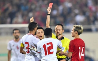 Video: Pha ăn thẻ đỏ của cầu thủ UAE sau khi phạm lỗi với Tiến Linh