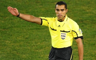 VIDEO: Đẳng cấp của VAR khi phát hiện bàn thắng không hợp lệ vì ... lưới rách