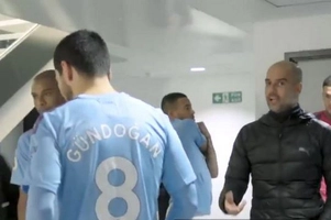 VIDEO: Ấn tượng cảnh Pep Guardiola truyền lửa cho học trò trận thắng Southampton