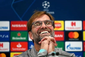 VIDEO: Pep Guardiola nói Mane ăn vạ, Klopp đáp trả cực gắt