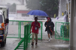 VIDEO: Liệu trận đấu U22 Việt Nam vs U22 Singapore có bị hoãn do bão?