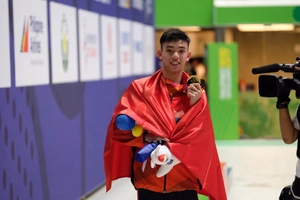 VIDEO: Nguyễn Huy Hoàng đoạt HCV và phá kỷ lục SEA Games nội dung 400m tự do nam