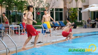 VIDEO: Nóng thế này, chỉ muốn bỏ hết mà nhảy xuống bể bơi như U22 Việt Nam