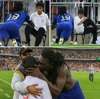 Ăn mừng kiểu hổ vồ, cầu thủ làm chú bé nhặt bóng chạy mất dép