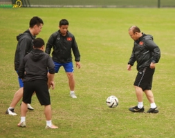 VIDEO: HLV Park Hang Seo ngã sấp mặt khi chơi bóng ma