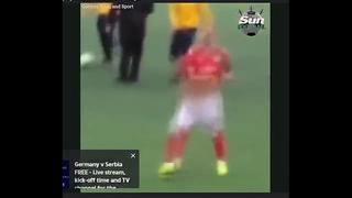 SỐC: Cầu thủ tụt quần khoe của quý ngay trên sân