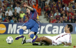 VIDEO: Nesta từng khiến Messi đập đầu tức tối ra sao