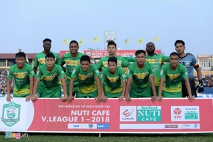 Video nóng: Cầu thủ Cần Thơ đá về lưới nhà cực khó hiểu ở Cúp quốc gia 2019