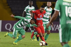 Đá 11m kiểu panenka siêu tệ, cầu thủ bị đuổi thẳng cổ