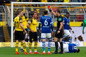 Dortmund 2-4 Schalke: Thua derby vùng Ruhr, Dortmund gần tan mộng vô địch