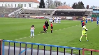 Trợ lý trọng tài cầu hôn nhau ngay trong trận đấu