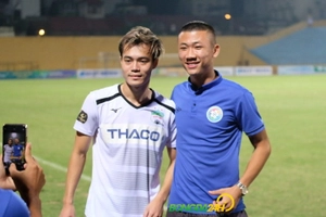 VIDEO: Toả sáng trước Viettel, Văn Toàn bị fan quây cứng sau trận
