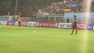 Xuân Trường dàn xếp đá phạt thông minh giúp đồng đội ghi bàn