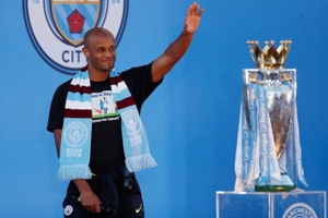 VIDEO: Vincent Kompany hé mở lí do chia tay Man City