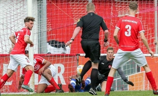 Khó tin: Trọng tài ... ghi bàn hợp lệ tại Hà Lan