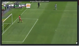 VIDEO: Màn phá lưới nhà siêu thảm họa của thủ môn