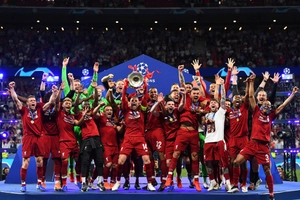 VIDEO: Khoảnh khắc Liverpool nâng cao cúp vô địch Champions League sau 14 năm
