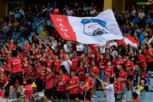 VIDEO: CĐV HAGL ăn mừng cuồng nhiệt khi gỡ hòa phút chót