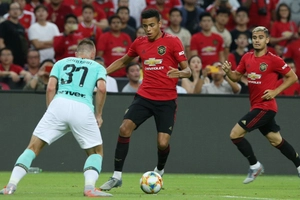 VIDEO: Xem lại 2 tình huống cầu thủ MU làm xiếc trước Inter