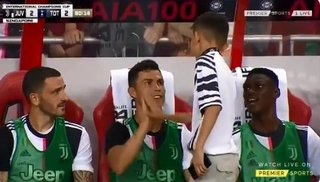 VIDEO: Ronaldo troll nhân viên an ninh tại Trung Quốc