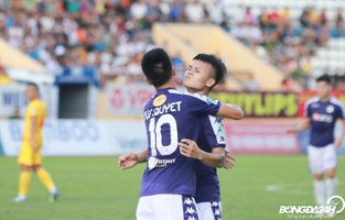 VIDEO: Tập tễnh bước vào phòng thay đồ, Quang Hải vẫn bị CĐV níu lại xin chữ ký