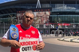VIDEO: CĐV Arsenal phẫn nộ đòi đuổi chủ tịch Kroenke