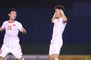 VIDEO: Mạnh Quỳnh (SLNA) khéo léo ghi bàn mở tỷ số trận U18 Việt Nam vs U18 Singapore